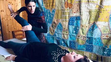 La Naturopata Soili Rainieri esegue un trattamento di kinesiologia ad un socio studente della scuola di naturopatia